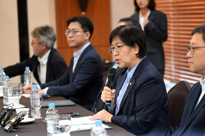 [포토]보건의약단체장 간담회에서 발언하는 정은경 장관