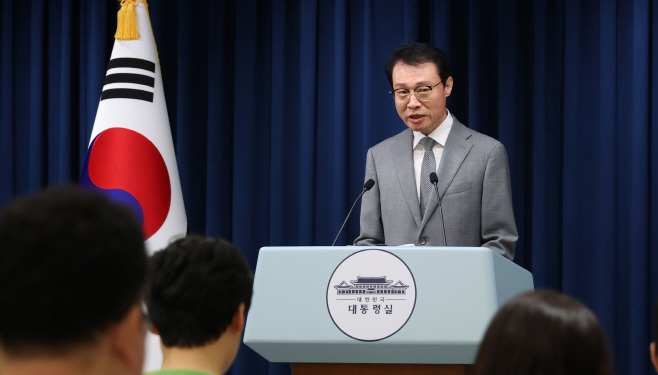 브리핑하는 이규연 홍보소통수석<YONHAP NO-4154>