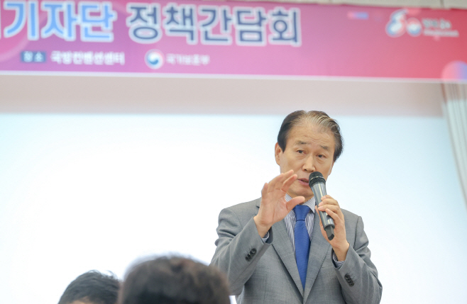 출입기자단 정책간담회서 발언하는 권오을 장관<YONHAP NO-3361>