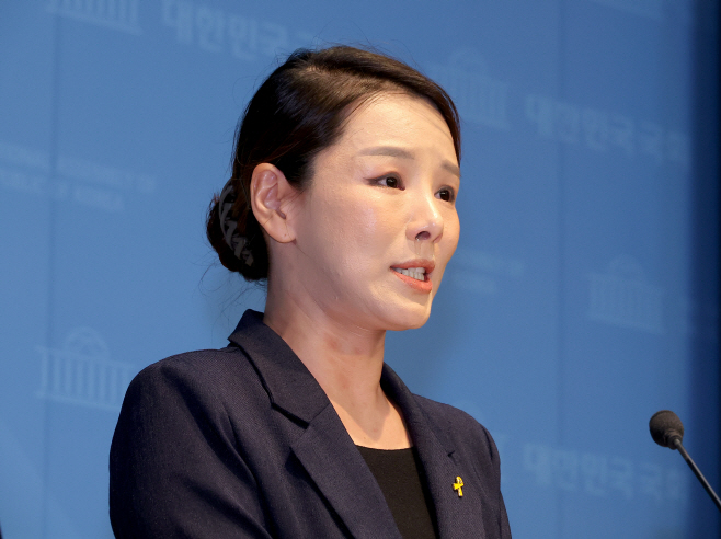 조국혁신당 강미정 대변인, 당내 성비위 의혹 밝히며 탈당