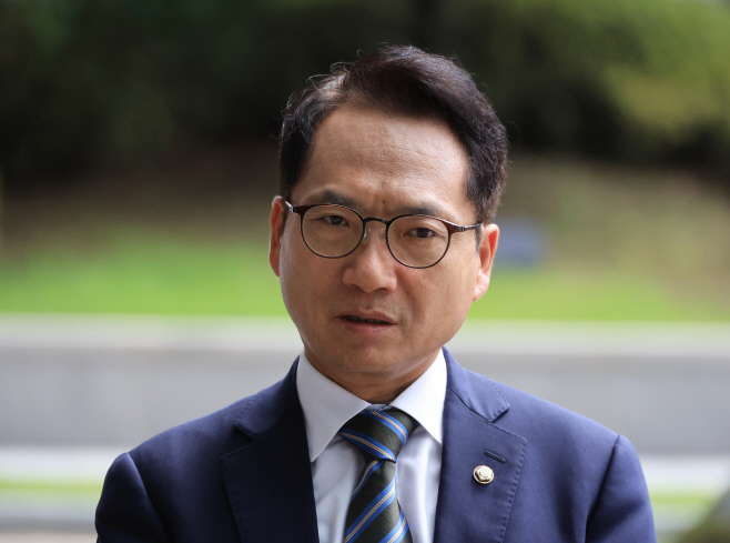 질문에 답하는 박선원 의원<YONHAP NO-3972>