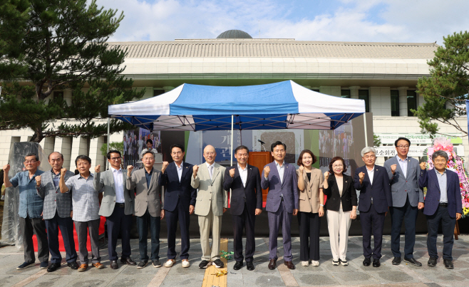 09-04 새 단장한 진안역사박물관 재개관 국보순회전 개최로 보물 백제문양전도 선보여(테이프커팅식) (1)