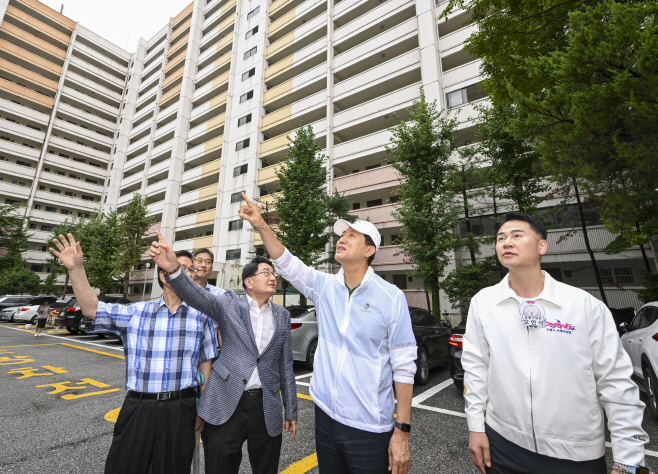 [포토] 삼환도봉아파트 재건축사업 현장 찾은 오세훈 시장