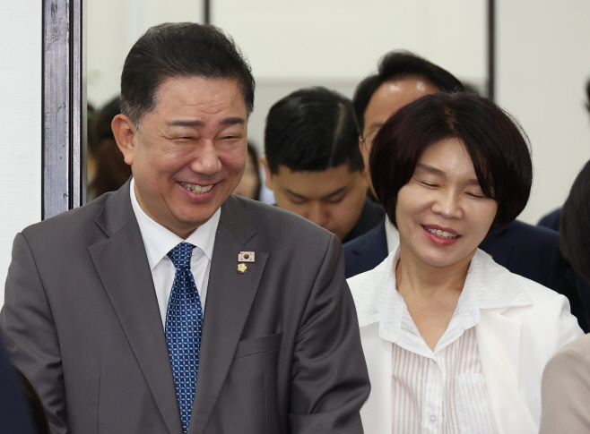 김병기 원내대표와 한정애 정책위의장<YONHAP NO-2615>