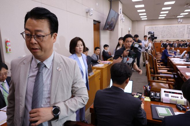 청문회장 떠나는 국민의힘 법사위원들<YONHAP NO-2940>