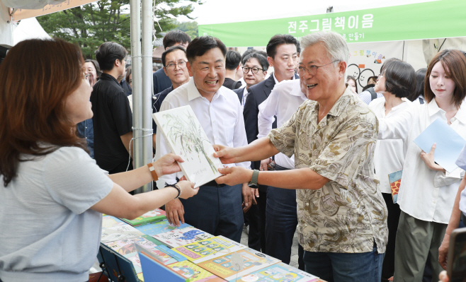 2025-09-05 문재인 전 대통령 전주독서대전 방문-3