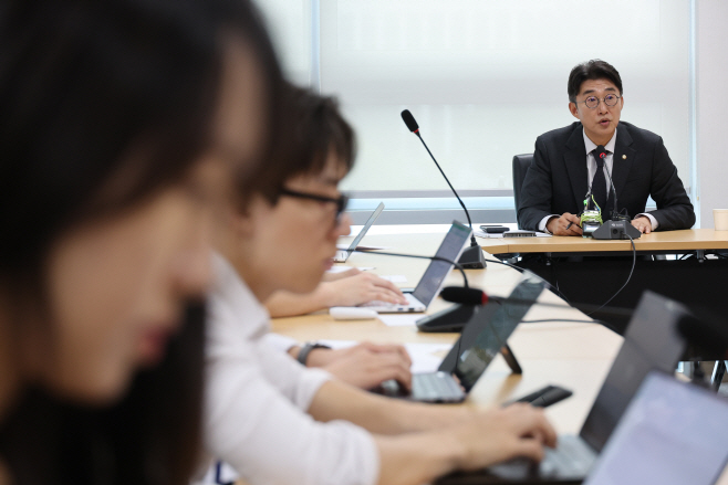 더불어민주당 언론개혁특별위원회 기자설명회<YONHAP NO-3934>