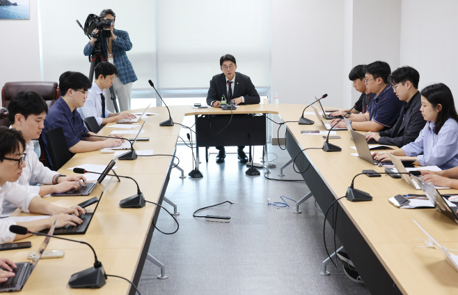 더불어민주당 언론개혁특별위원회 기자설명회<YONHAP NO-3937>