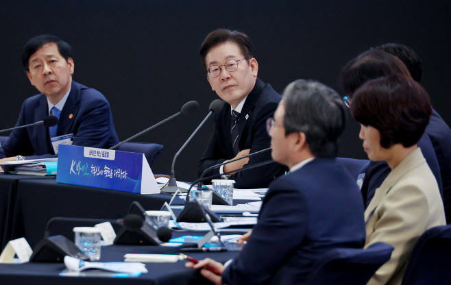 바이오 혁신 토론회, 참가자 발언 경청하는 이재명 대통령
