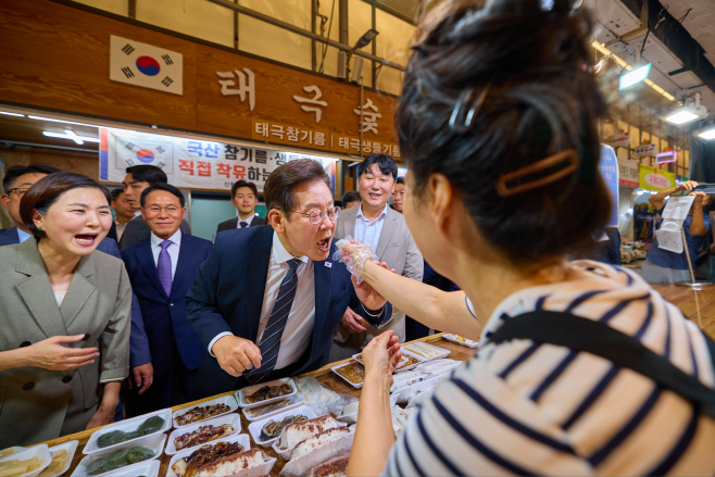 시장음식 맛보는 이재명 대통령