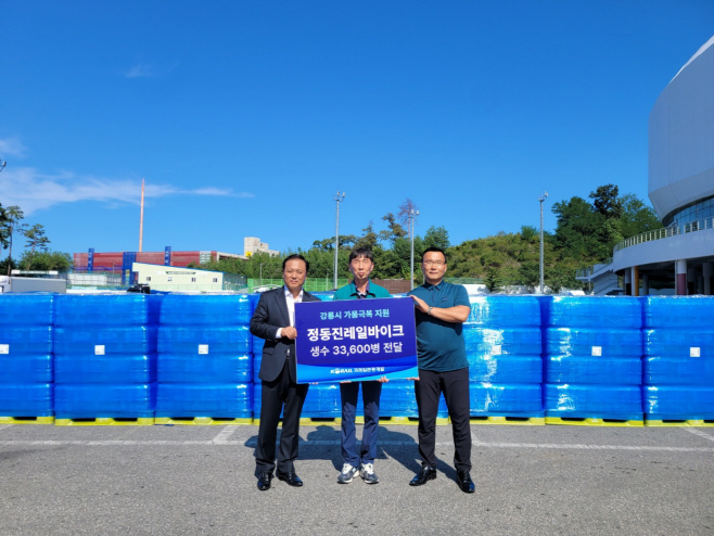 [코레일관광개발] 강릉테마지사 이선욱 지사장(왼쪽)과 관계자들이 강릉시 가뭄 극복 지원을 위한 생수 전달후 기념 촬영을 하고 있다.(2)
