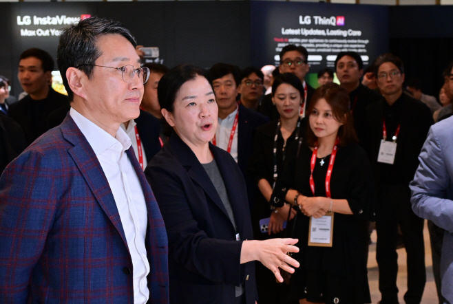 [사진 2] LG전자 조주완 CEO 'B2B 중심의 질적 성장으로 매출과 이익이 함께 성장하는 사업구조로 순조롭게 전환 중'