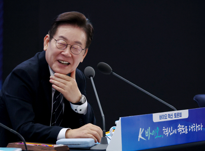 밝은 표정의 이재명 대통령<YONHAP NO-4228>