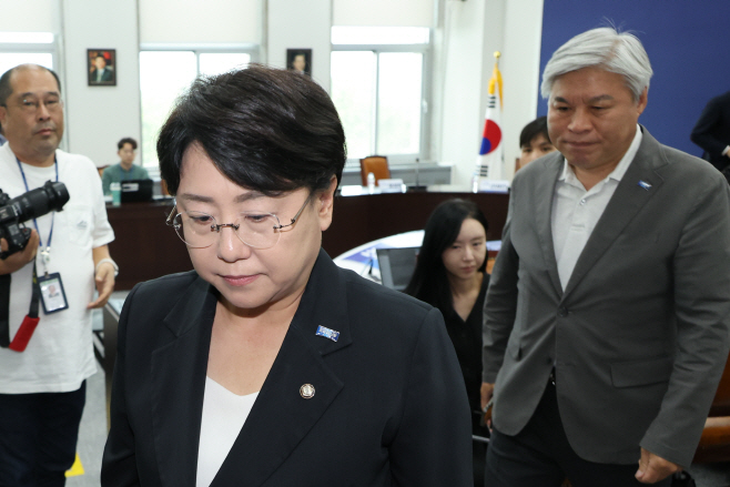 조국혁신당 '성 비위 사건' 사과...지도부 총사퇴<YONHAP NO-4009>