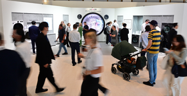 [사진3]  IFA 2025 관람객들의 눈길을 사로잡은 LG전자 부스