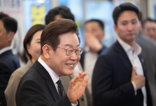 이재명 대통령, 인천 용현시장 방문<YONHAP NO-4937>