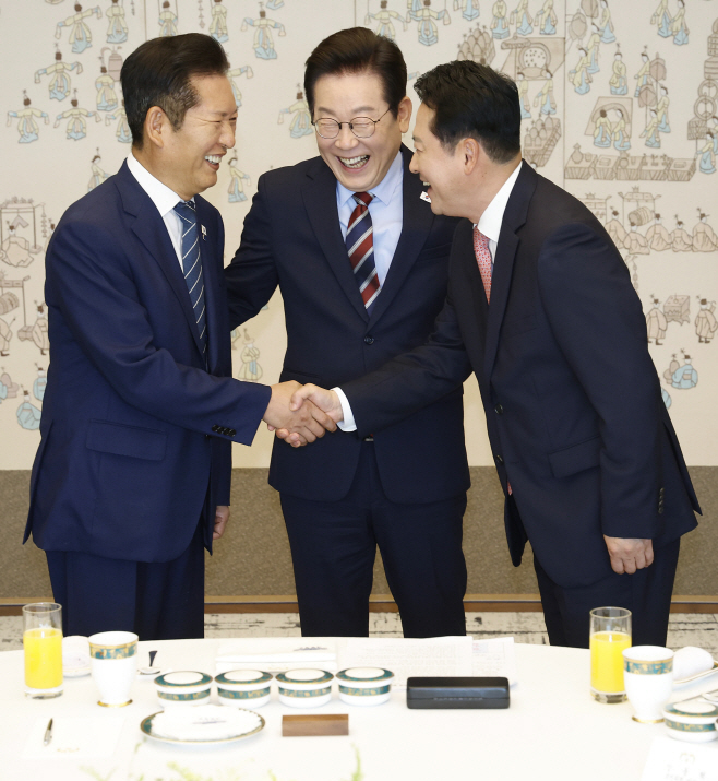 악수하는 여야 대표와 이재명 대통령