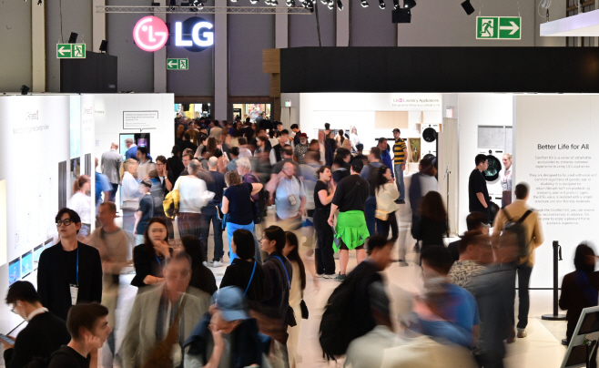 [사진2] IFA 2025 관람객의 발길이 이어진 LG전자 전시관