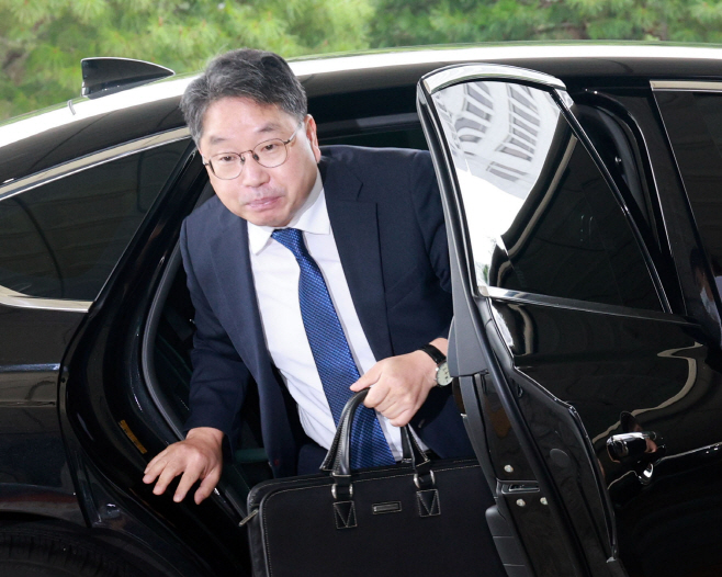출근하는 노만석 검찰총장 직무대행<YONHAP NO-4612>