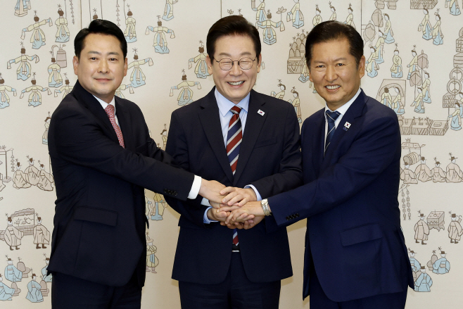 손잡은 이재명 대통령과 여야 지도부<YONHAP NO-5740>