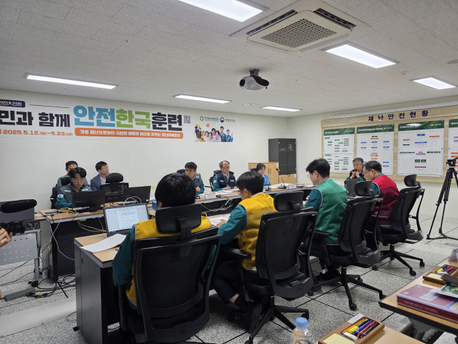 한국원자력환경공단 임직원들이 안전한국훈련을 진행하고 있다.