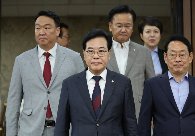 원내대책회의 참석하는 송언석 원내대표<YONHAP NO-2492>