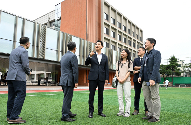 사진3. 오세훈 서울시장이 8일(월) (주)프로토건축사사무소 윤선경 대표와 '제43회 서울시 건축상' 우수상에 선정된 강남구 ‘중동고등학교 원익관’을 둘러보고 있다.