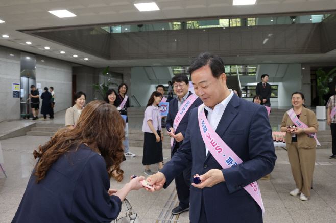 2.(사진)출근길 청렴 캠페인 오늘도 청렴 다짐(1)