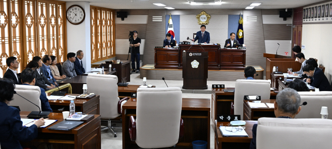 250909_1_군위군의회 제292회 임시회 개회_의회사무과(2)