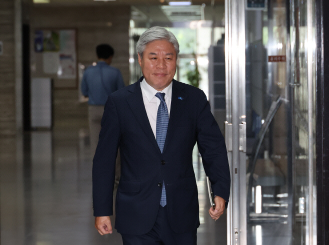 의총 향하는 서왕진<YONHAP NO-1744>