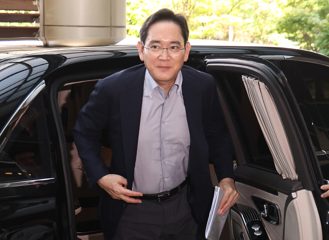 출국하는 이재용 회장<YONHAP NO-4734>