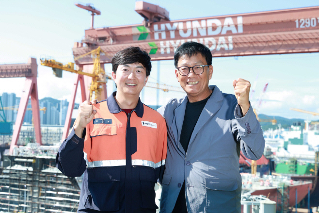 사진_조선업계 최초 ‘부자(父子) 명장’ HD현대중공업 고민철 기사, 고윤열 씨(퇴직사우)