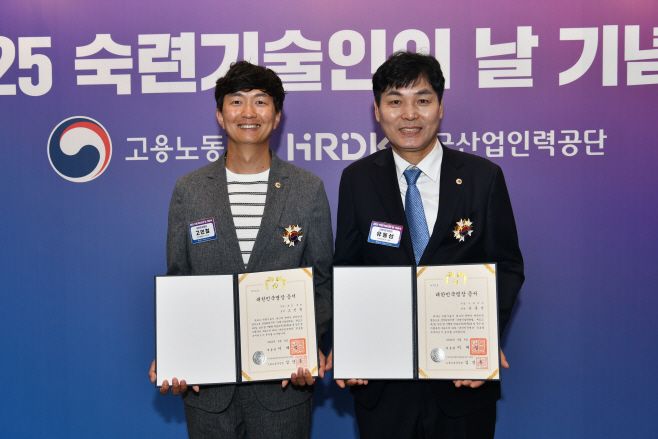 사진_2025년 대한민국 명장으로 선정된 HD현대중공업 고민철 기사(왼쪽)와 HD현대삼호 유동성 기원(오른쪽)