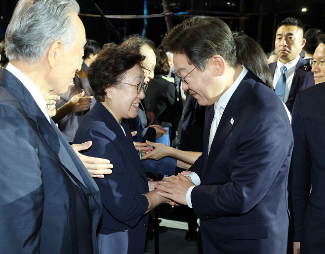 이재명 대통령과 한명숙 전 총리<YONHAP NO-4451>