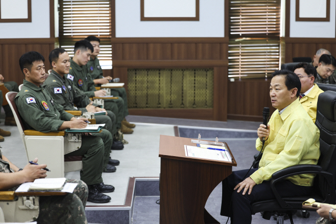 육군 항공사령부 산불헬기 점검 사진5_조종사 및 정비사와의 간담회(국방일보)