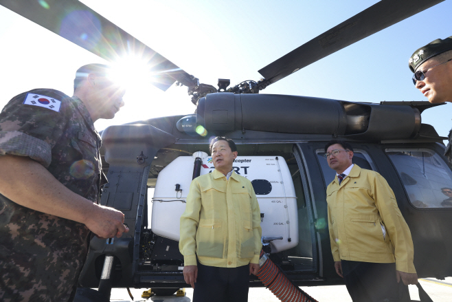 육군 항공사령부 산불헬기 점검 사진4(국방일보)_국방부차관이 양윤석 육군항공사령관(사진 맨 왼쪽)으로부터 물탱크 운용 관련 설명을 듣고 있다 (1)