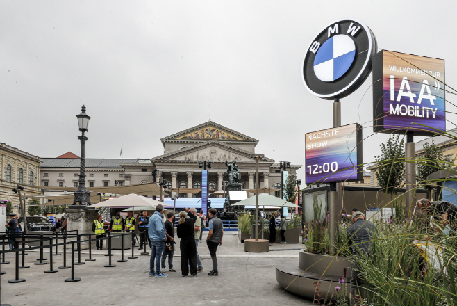 (사진19) 독일 뮌헨 IAA 오픈 스페이스에 마련된 BMW 부스 전경_2