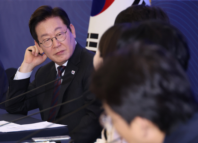 국민성장펀드 보고대회, 참석자 발언 듣는 이재명 대통령