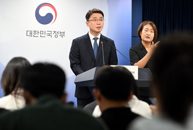 [포토]KT 고객 소액결제 침해사고 관련 대책 발표하는 류제명 차관
