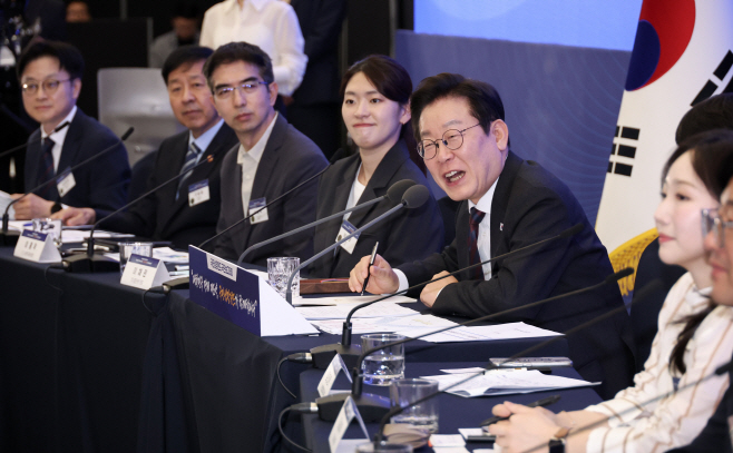국민성장펀드 보고대회, 참석자들과 토론하는 이재명 대통령