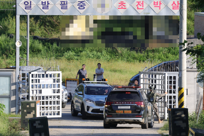 위병소 통과하는 폭발물 처리반<YONHAP NO-5414>
