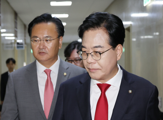 김병기 원내대표 만나러 가는 송언석 원내대표<YONHAP NO-4572>