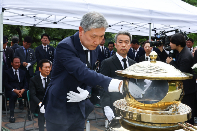 김대중 전 대통령 묘역 참배<YONHAP NO-3322>