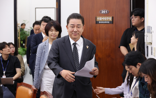 김병기 원내대표, 정책조정회의 입장<YONHAP NO-2216>