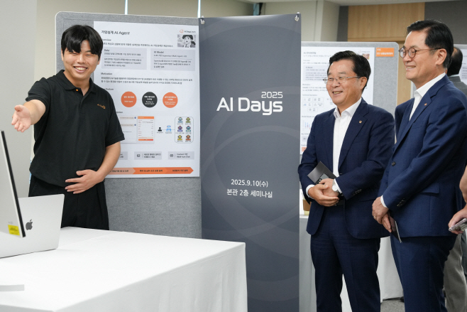 [사진설명 1] 한화생명 권혁웅·이경근 대표이사가 AI DAYS에서 설명을 듣고 있다