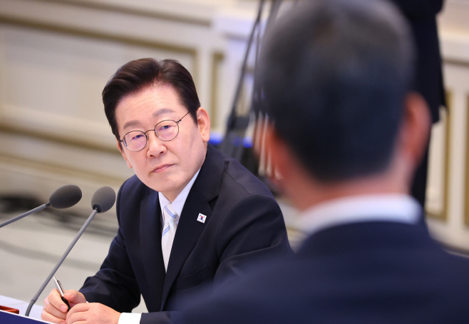 취재진 질문 받는 이재명 대통령<YONHAP NO-2528>
