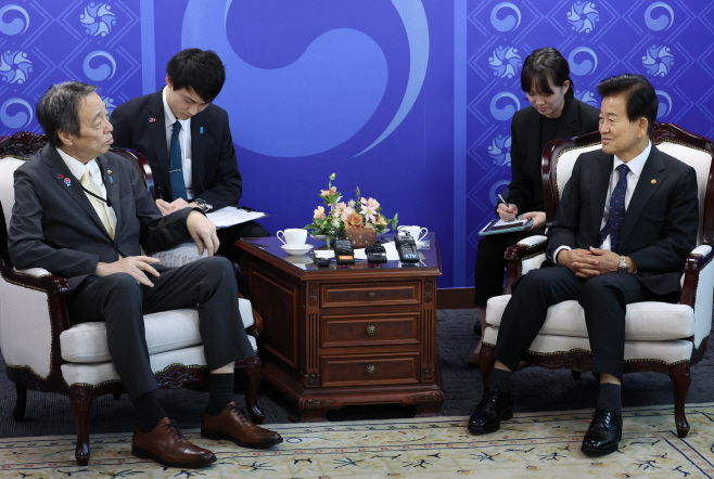 통일장관과 주한일본대사<YONHAP NO-2887>