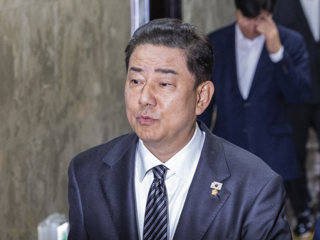비공개 의총 입장하는 김병기<YONHAP NO-3637>