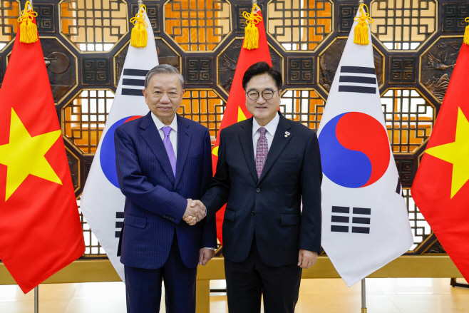 또 럼 베트남 공산당 서기장과 악수하는 우원식 ...<YONHAP NO-3856>