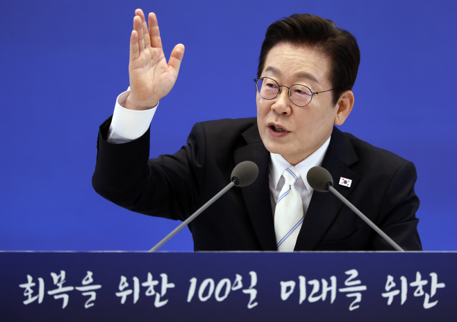 취재진 질문에 답하는 이재명 대통령